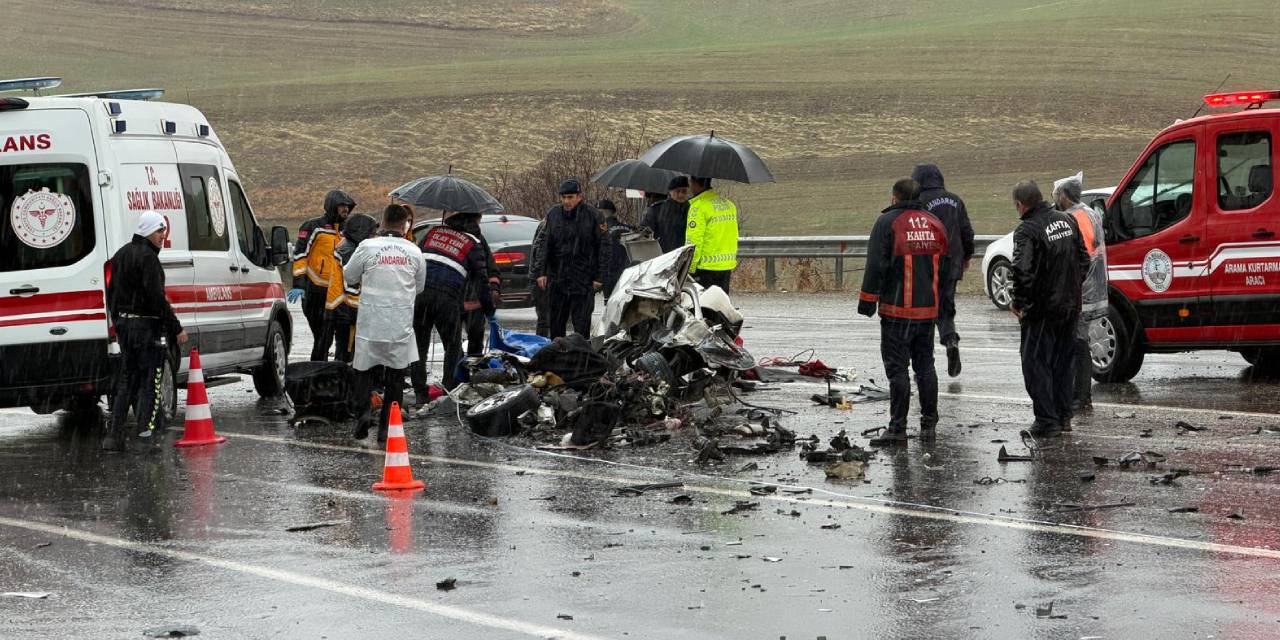 Adıyaman'da yolcu otobüsü ile otomobil çarpıştı: 3 ölü!