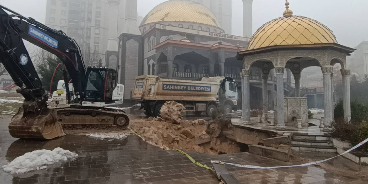 Gaziantep'te sağanak sebebiyle cami avlusu çöktü!
