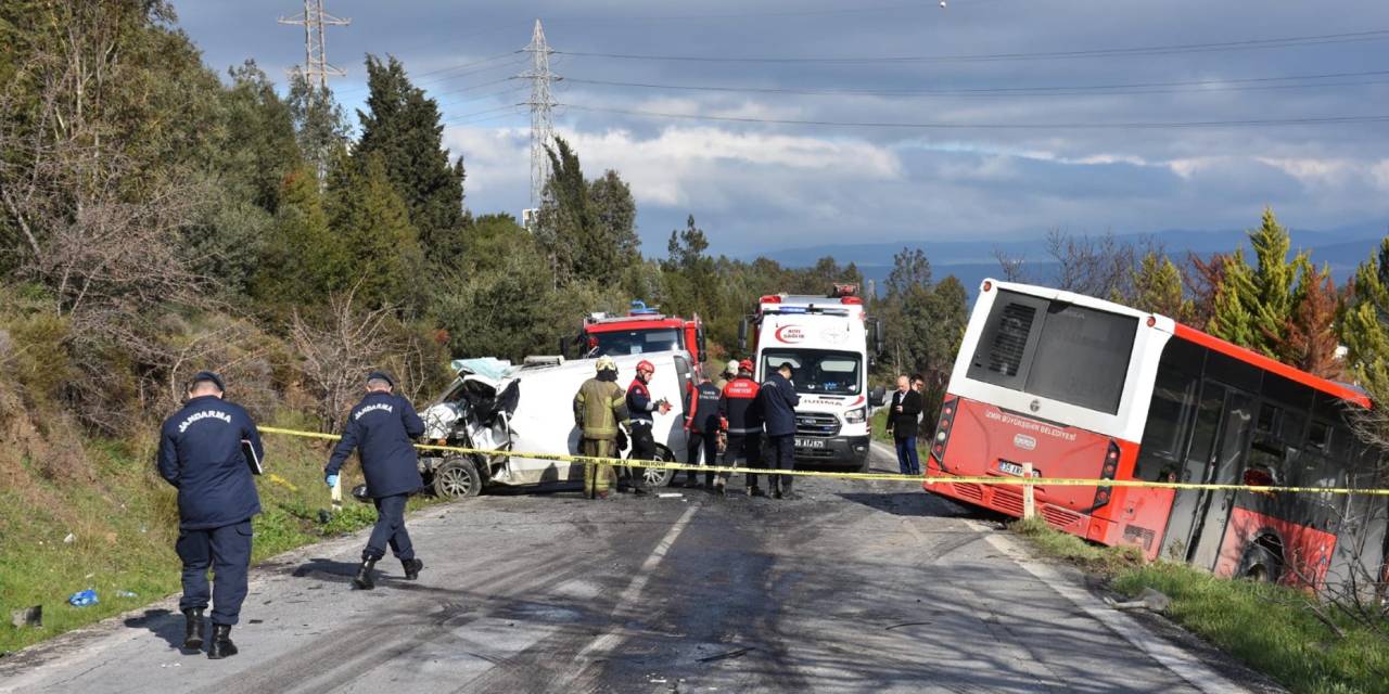 İzmir'de otobüs ile panelvan çarpıştı: Ölü ve yaralılar var!