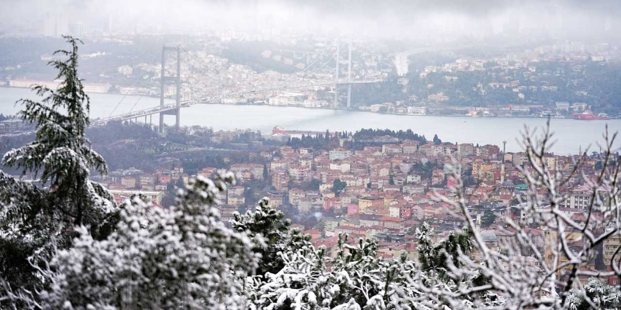 İstanbul'da kar daha yere inmeden eridi! Uzman isim nedenini açıkladı: Valilik 'temkinli' konuşarak uyardı
