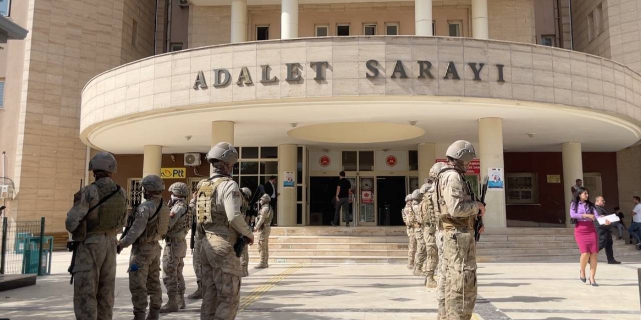 Kaçak göçmenlere sahte evrak düzenleyen 20 kişi yakalandı