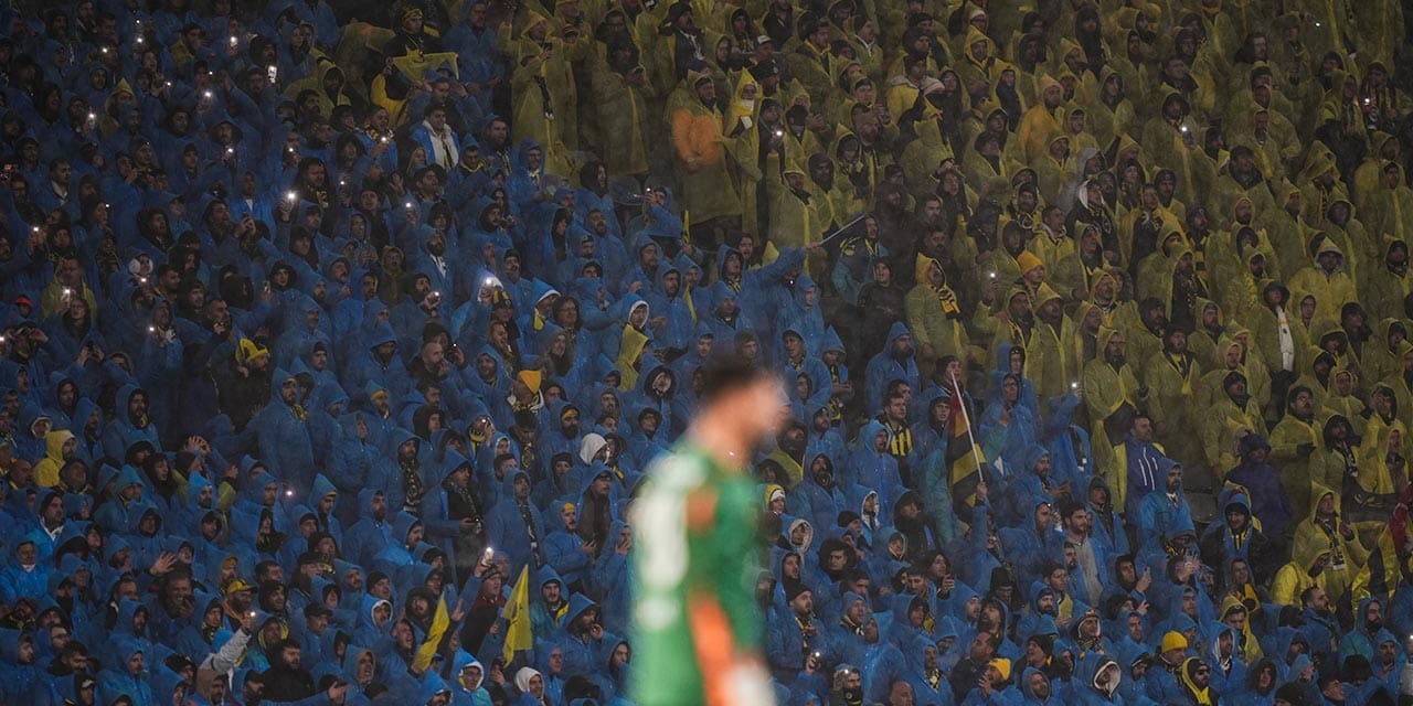 Fenerbahçe'nin olay yaratan yağmurlukları şaşırtan fiyata satılığa çıktı