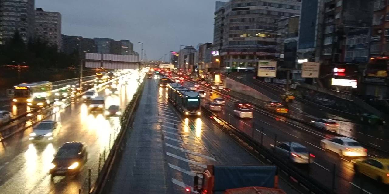 Kar alarmı yaradı: İstanbul trafiğinde şaşırtan yoğunluk haritası
