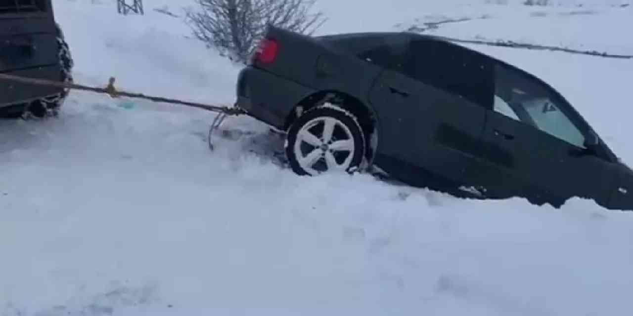 Kar yolları kapattı: Mahsur kalan araçlar kurtarıldı