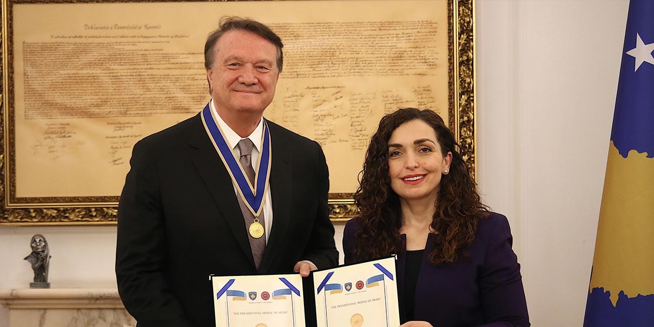 Hasan Arat'a devlet nişanı: Cumhurbaşkanı bizzat taktı