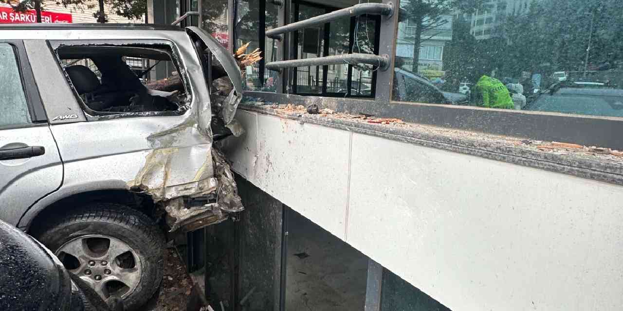 Fren yerine gaza bastı: Önce araçlara ardından binaya çarptı!