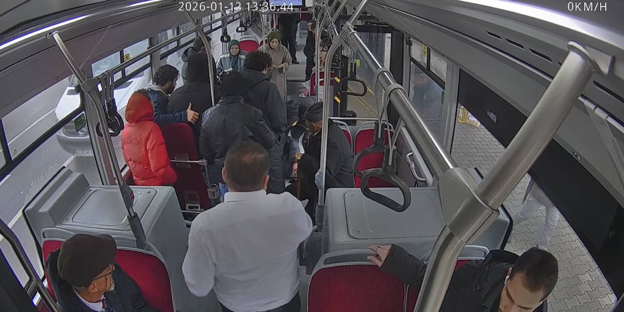 Halk otobüsünde panik anları: Şoför yolcuyu hastaneye yetiştirdi