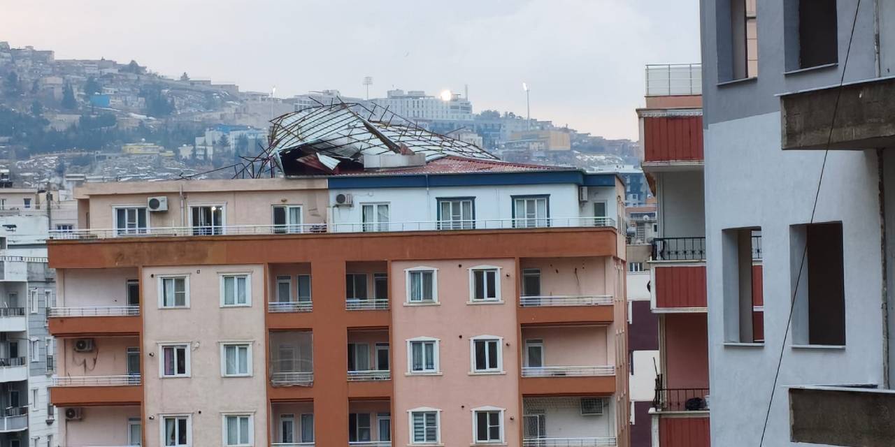 Kuvvetli rüzgar Mardin'i vurdu: 7 katlı bir binanın çatısı uçtu!