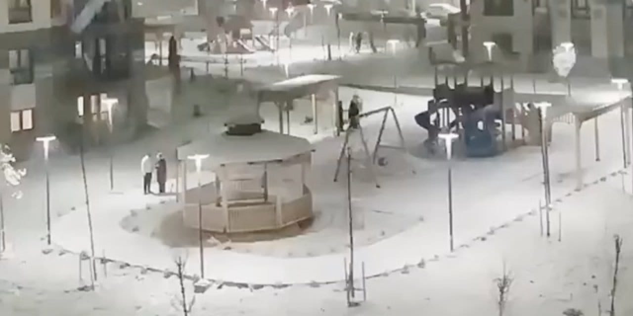 İstanbul'da kar etkisini sürdürüyor: Lapa lapa yağdı ilçeler beyaza büründü