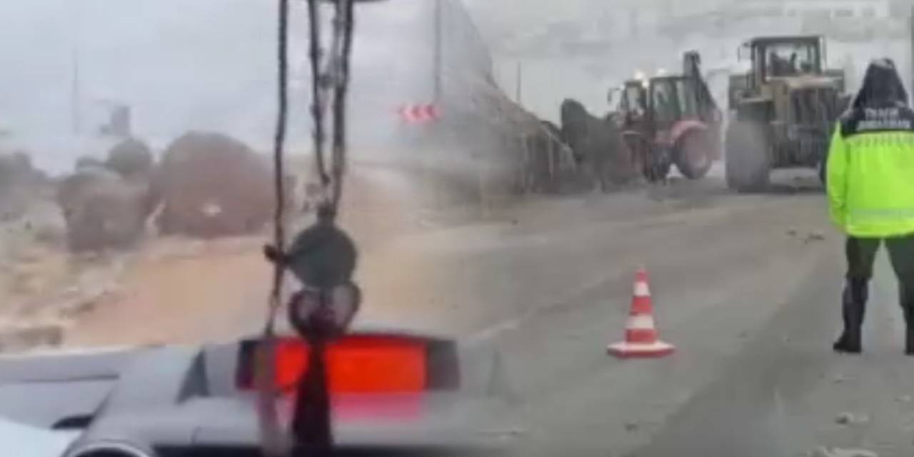 Trabzon’da heyelan! Kaya parçaları otoyolu kapattı