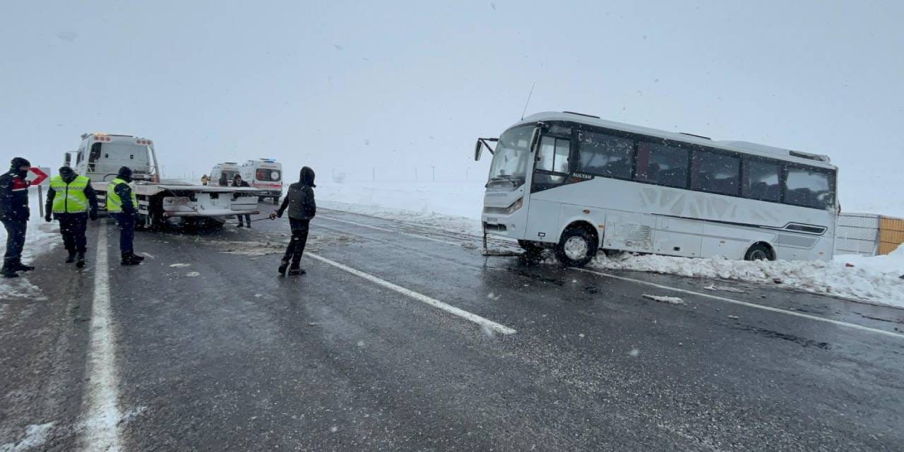 Kayseri'de cenaze yolunda facia! Midibüs devrildi: 3'ü ağır 22 yaralı!