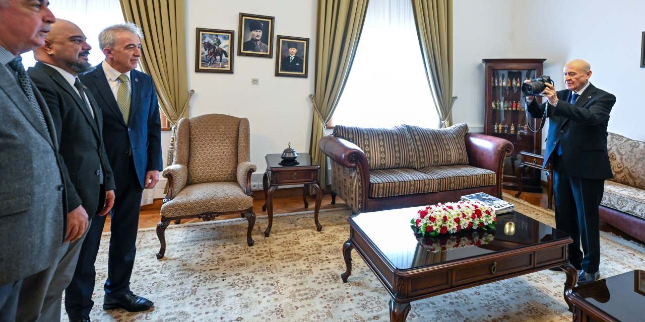 Meclis’te Bahçeli'den sürpriz jest! Objektifin arkasına bu kez o geçti!