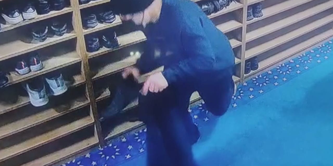 Namazı fırsat bildi: Ayakkabıları çalıp camiden uzaklaştı