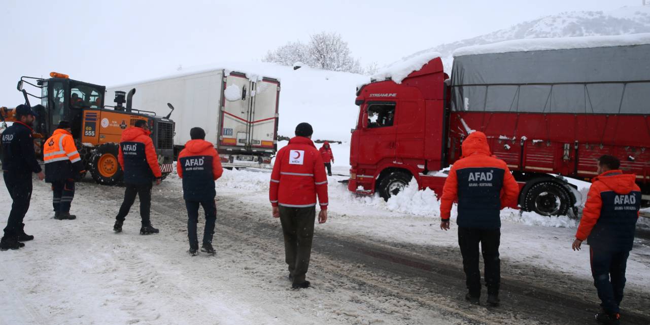 Muş-Bingöl kara yolunda 'kar' esareti: Mahsur kalanlar için ekipler seferber oldu