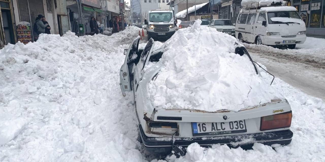 Binanın çatısından düşen dev kar kütlesi otomobili ezdi!