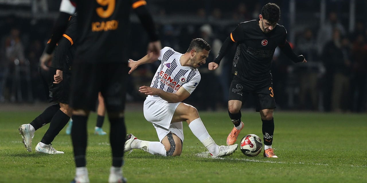 Galatasaray galibiyeti ikinci yarı aldı: Gelen sakatlık can sıktı