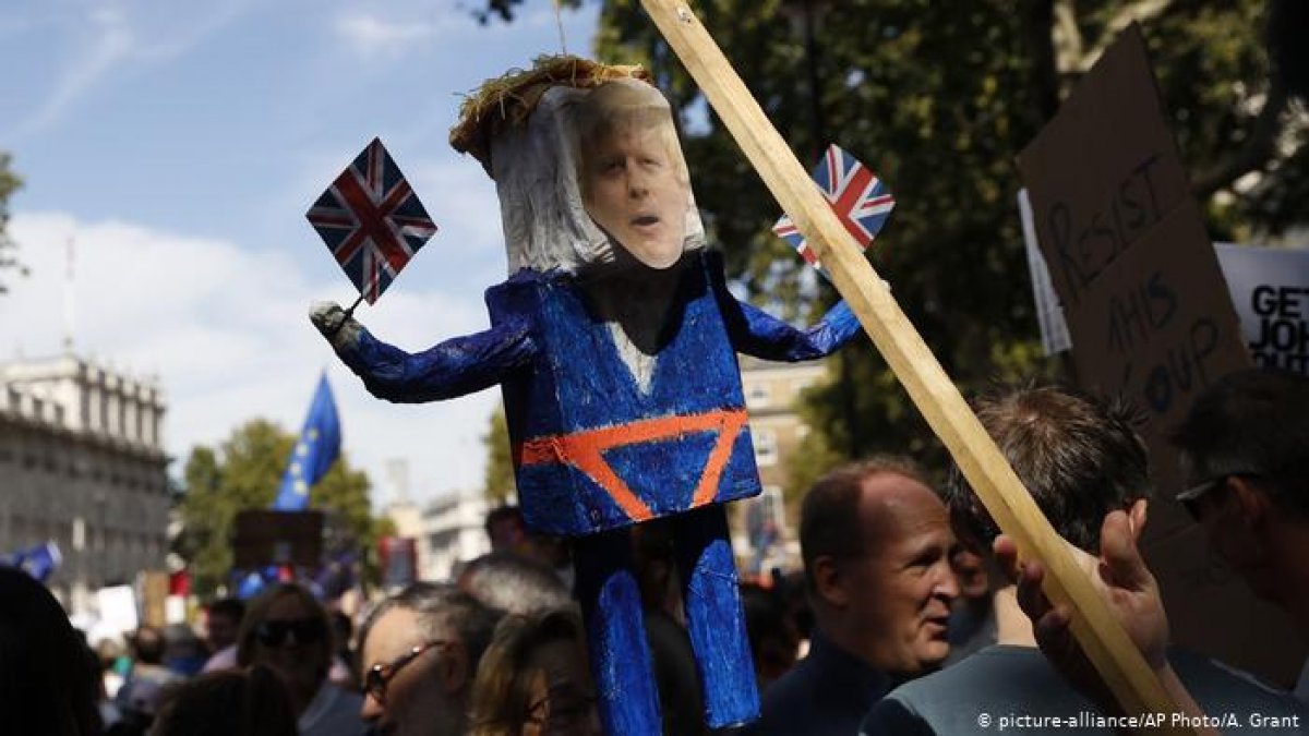 Parlamentoya darbe yapan Boris Johnson, İngiltere halkıyla inatlaşmaya devam ediyor
