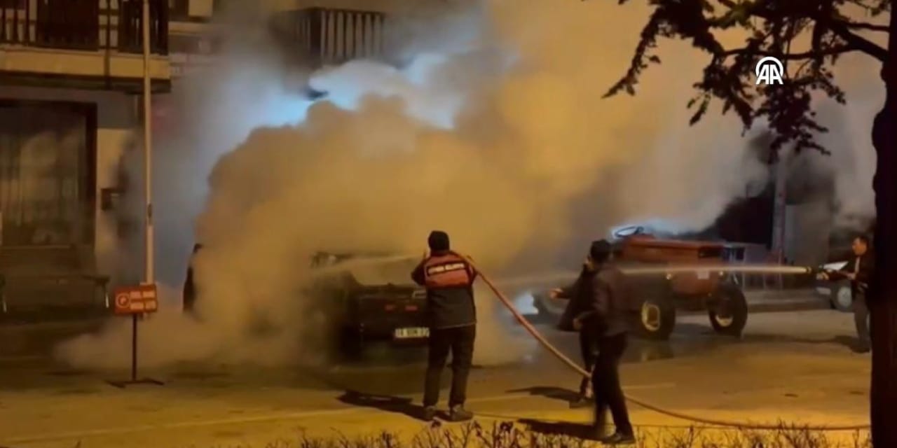 Bolu’da park halindeki otomobil küle döndü