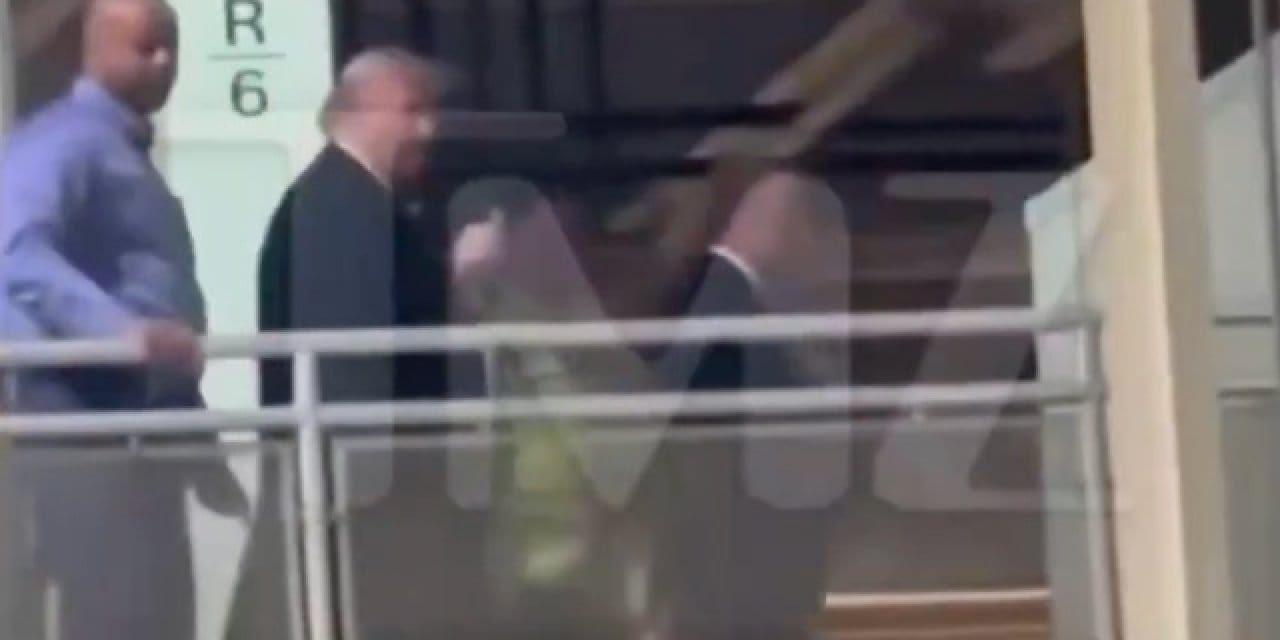 Trump'ı şoke eden Epstein protestosu: 'Pedofil koruyucusu' diyen işçiye orta parmak çekti