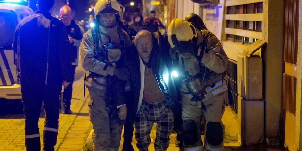 Kadıköy'de apartman yangını: 1'i ağır 8 kişi yaralandı