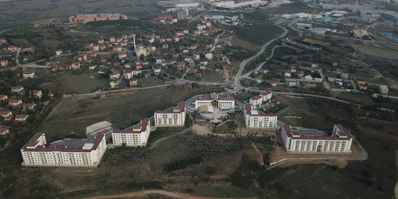 Fırtınadan dökülen yurtta barınma mücadelesi veriyorlar: Deprem korkuları sürüyor