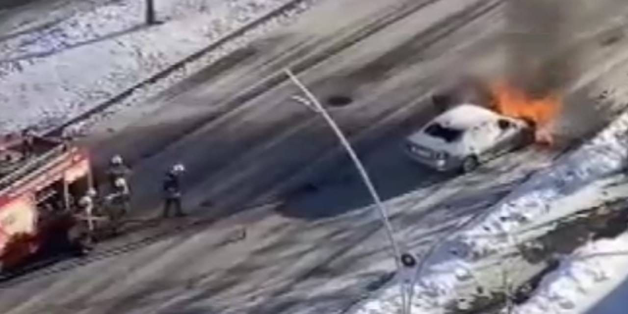 Otomobil yolun ortasında alev aldı! O anlar kamerada