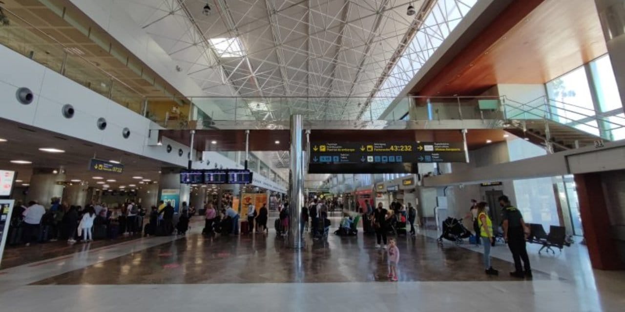 Ölü eşini 'yolcu gibi' uçağa bindirmeye çalıştı