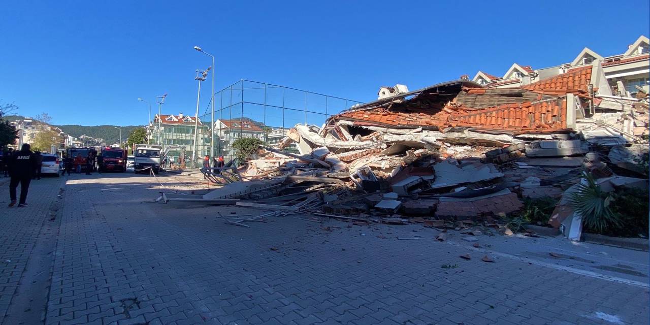 Tadilattaki 5 katlı bina çöktü!