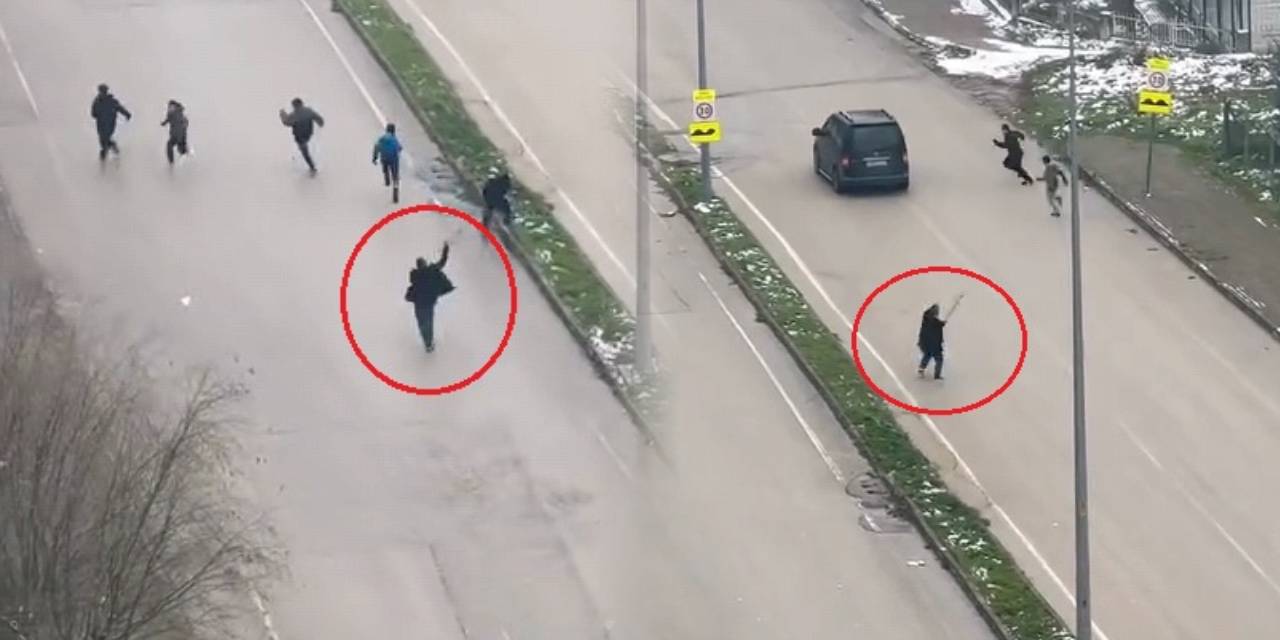 Otobüse kartopu atan çocukları sopayla kovaladı!