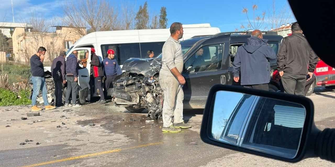 Osmaniye'de servis minibüsü ile hafif ticari araç çarpıştı