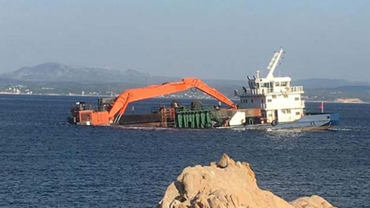 Bozcaada açıklarındaki gemi su alıyor