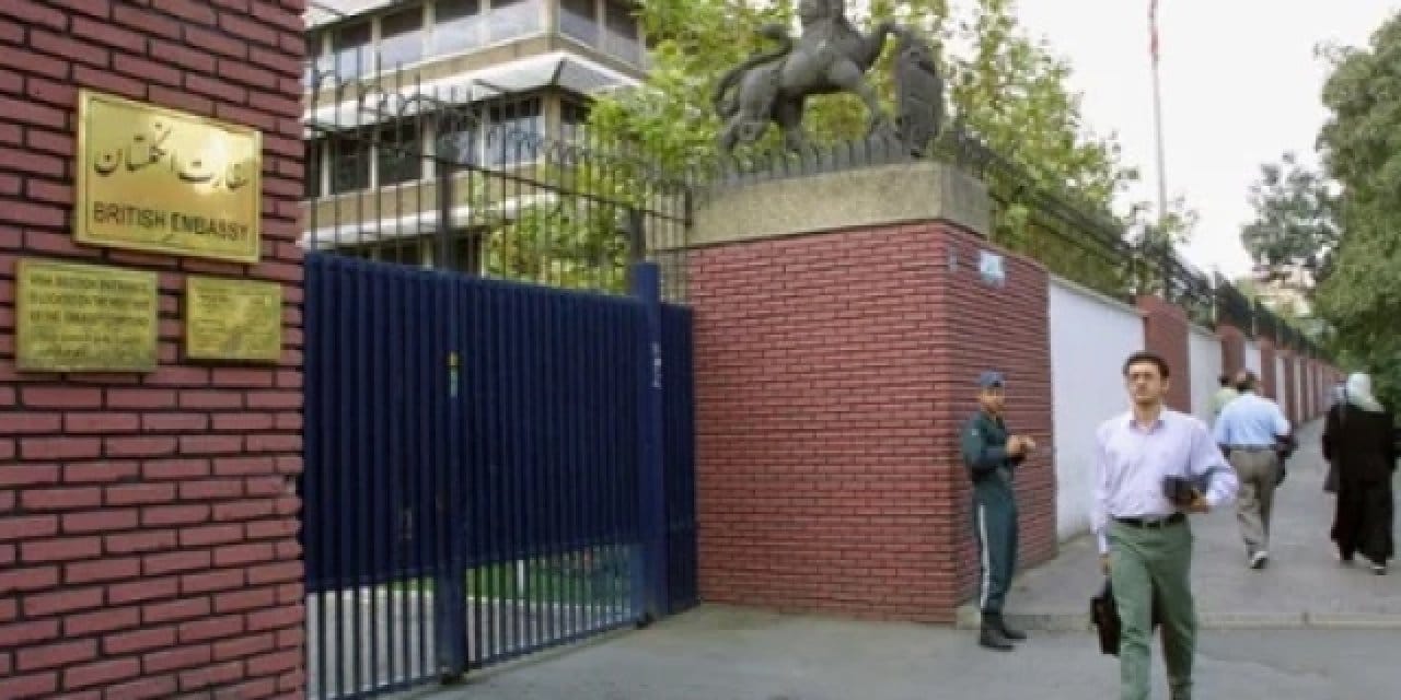 İngiltere İran'daki büyükelçiliğini kapattı