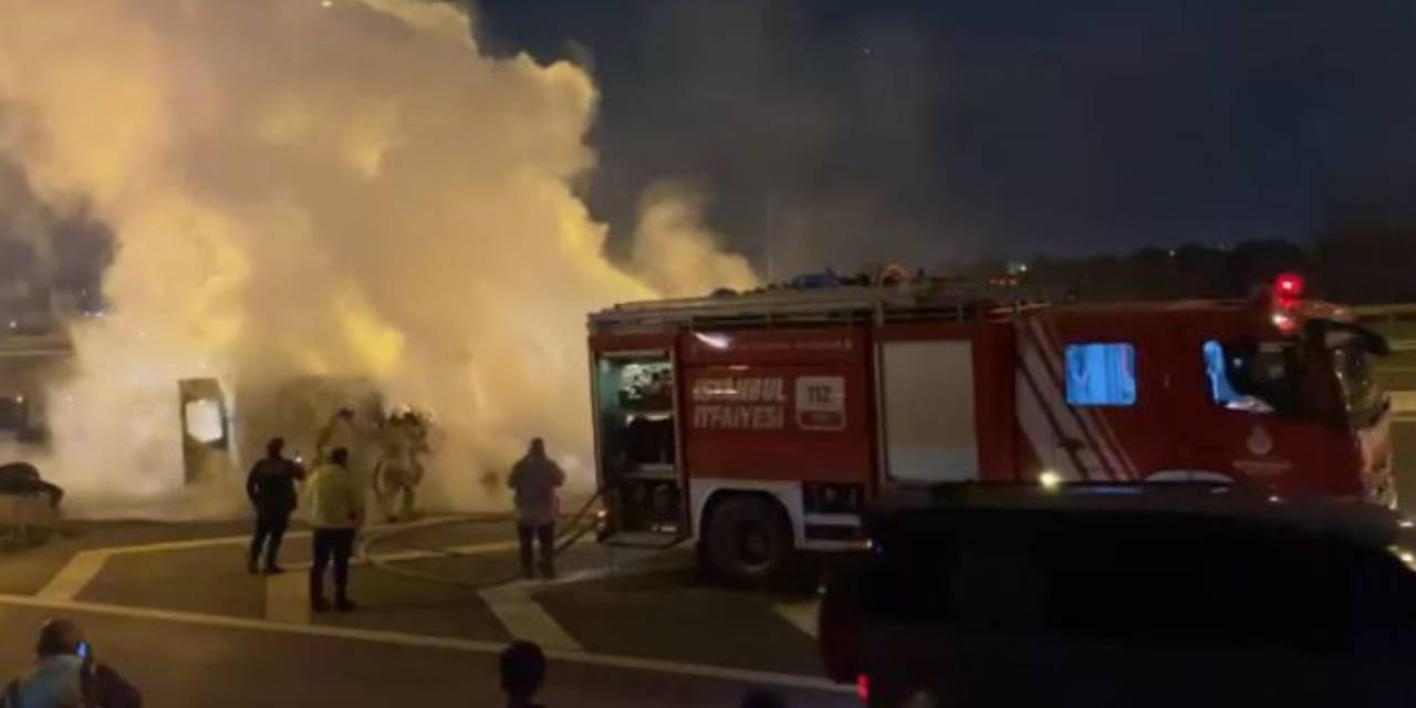 TEM Otoyulu'nda korku dolu anlar: Lastik yüklü minibüs alev topuna döndü