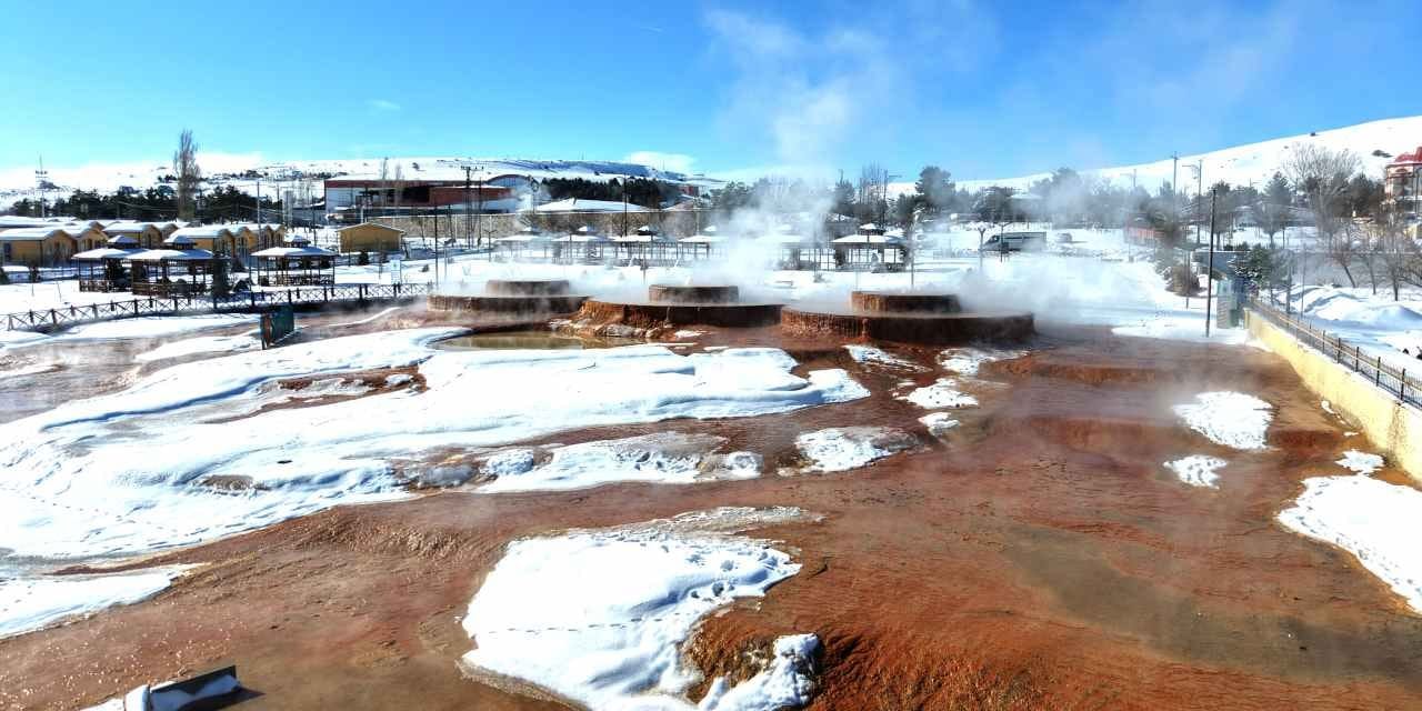 Antartika değil Sivas: 45 derecelik su dışarı çıktığı an donuyor