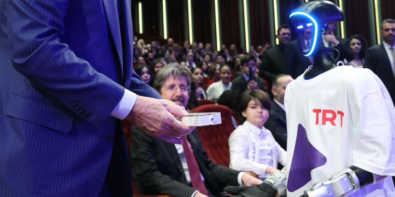 Robot TRT Genç'in kumandasını Erdoğan'a götürdü