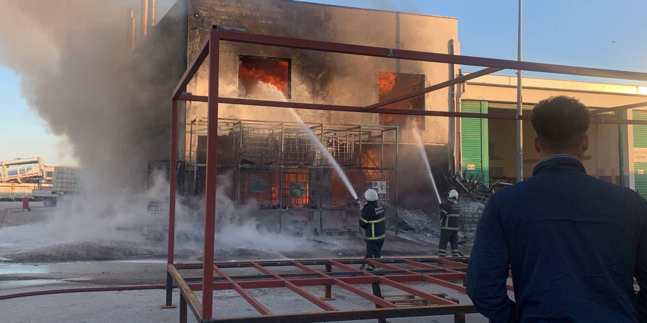 Adana'da plastik deposunda yangın: İş yeri kullanılamaz hale geldi