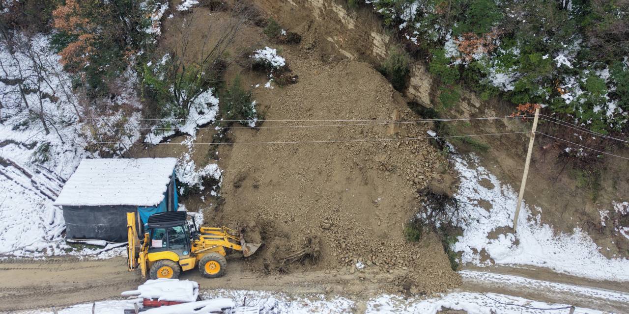 Sinop'ta kar yağışı heyelana neden oldu!