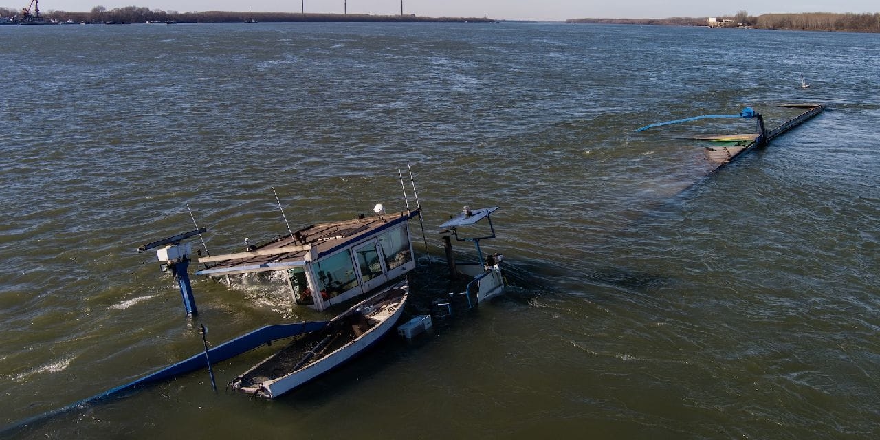 Nehir'de kimyasal risk: Gübre yüklü mavna kısmen battı