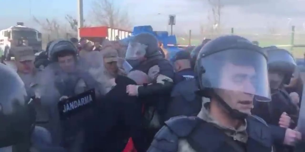 Diploma davasında jandarmadan DİSK yöneticisine sert müdahale!