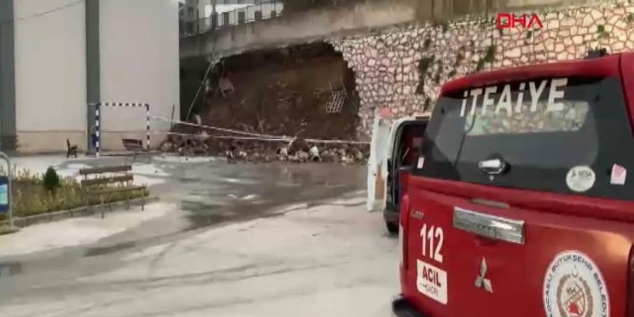 İstinat duvarı okul bahçesine çöktü: O anlar kamerada