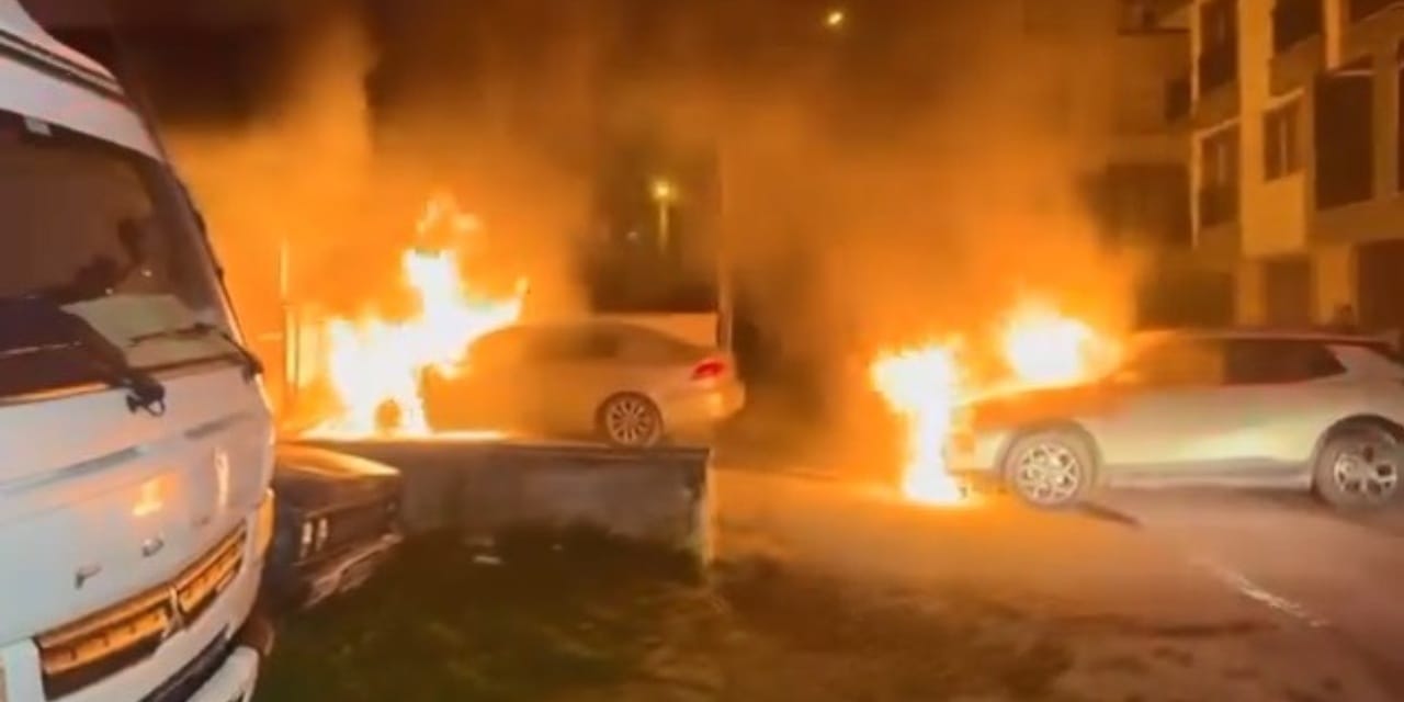 Park halindeki araçlar alev alev yandı!