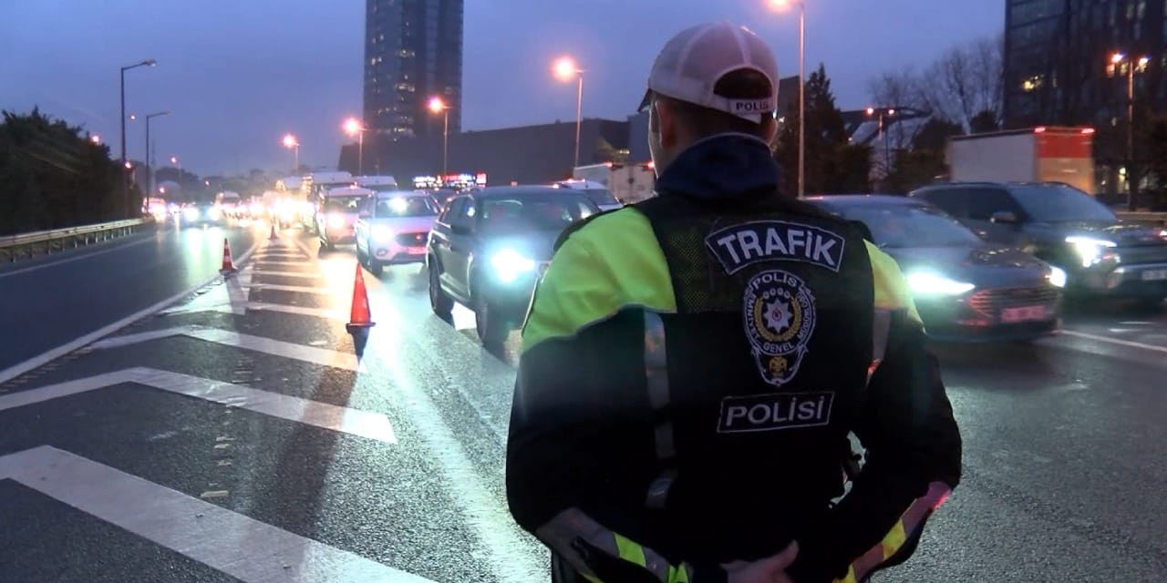 İstanbul'da dronlu denetim: 'Taralı alan ihlali' yapan sürücülere ceza yağdı