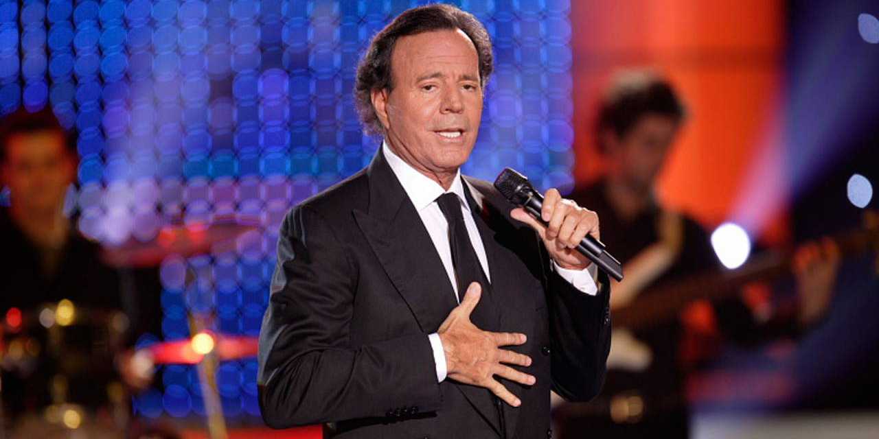 Ünlü şarkıcı cinsel taciz iddialarını reddetti