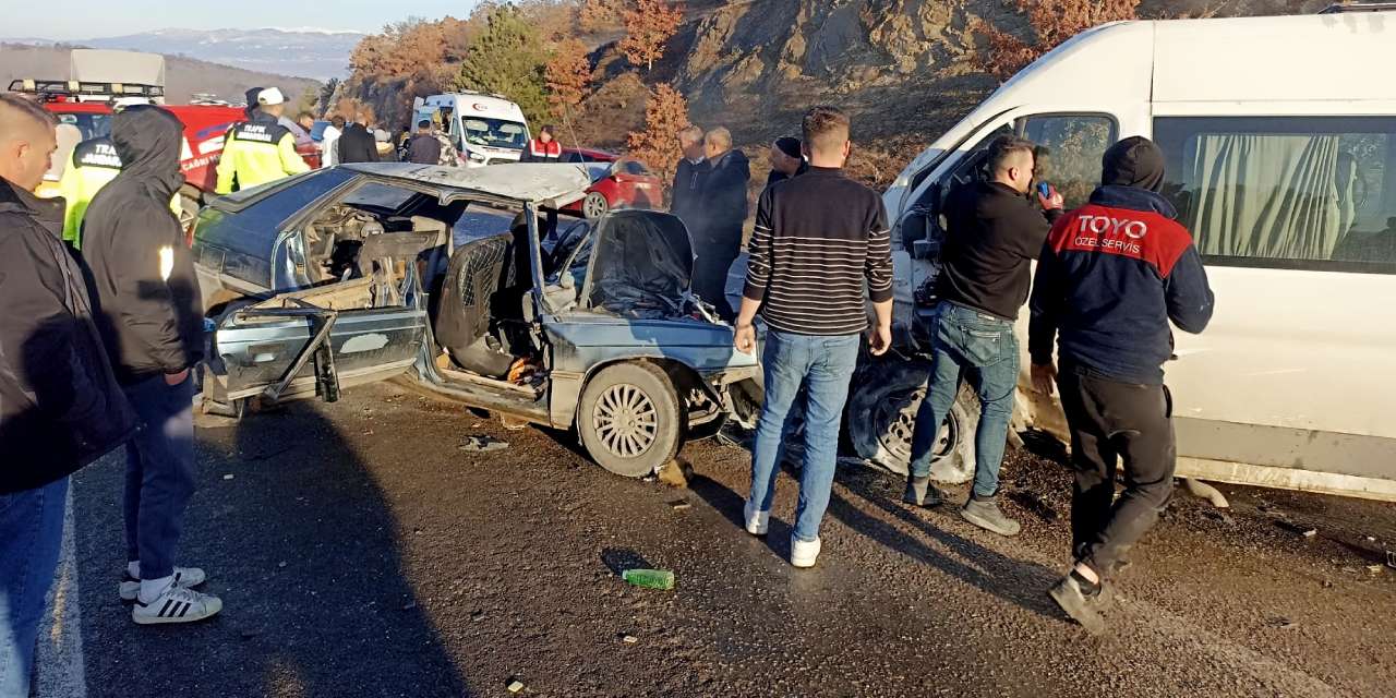 Öğrenci servisi ile otomobil çarpıştı: 1 ölü 4 yaralı!