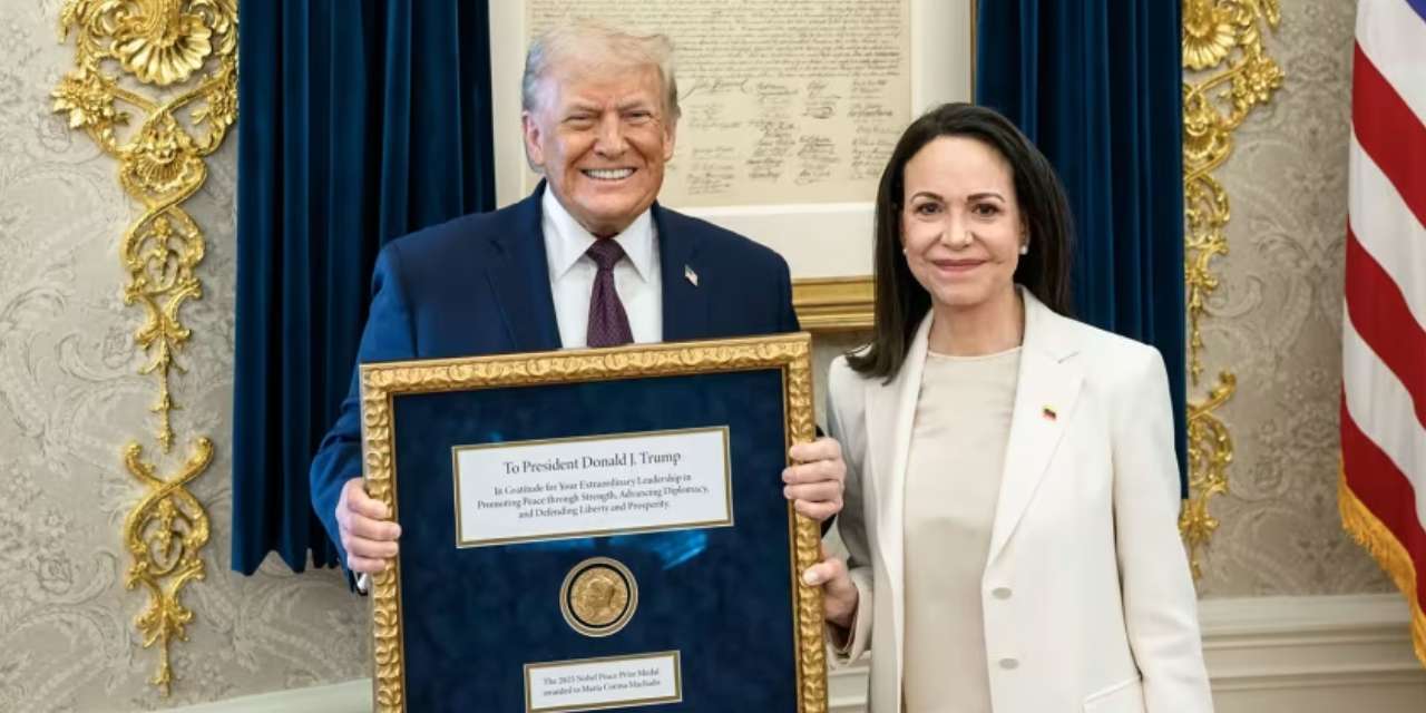 İktidar hasretiyle Nobel'ini Trump'a verdi: Destek yerine hediye çantası aldı