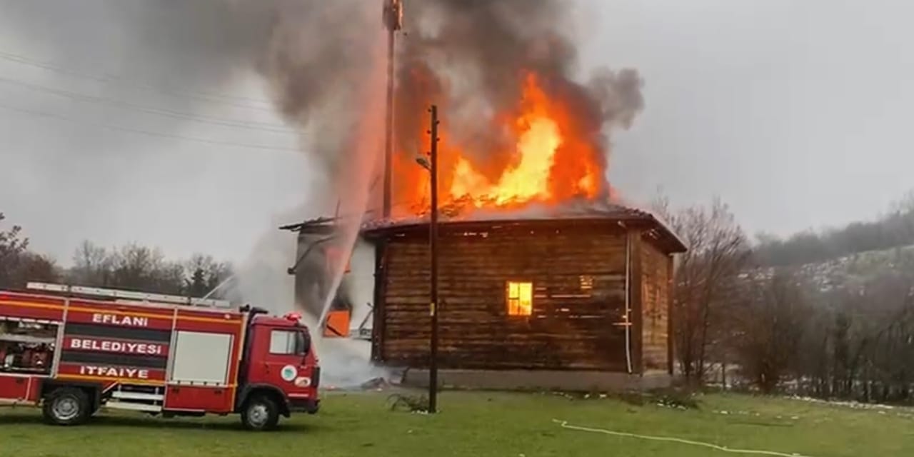 2'nci Selim döneminden kalma cami alev alev yandı