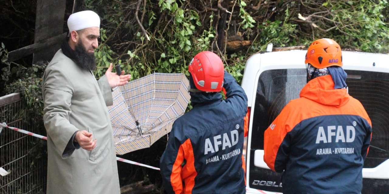 Metruk bina çöktü aracı zarar gördü! Sahibi böyle isyan etti