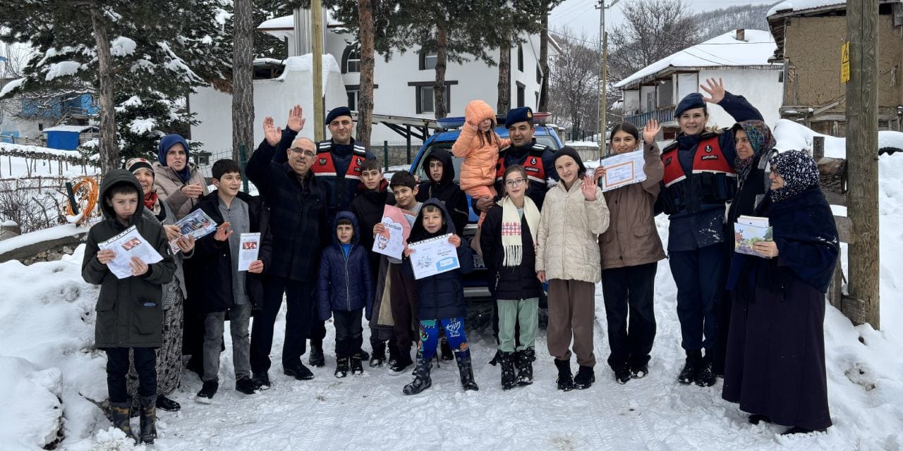 Kar nedeniyle okula gidemeyen miniklerin karnelerini jandarma dağıttı
