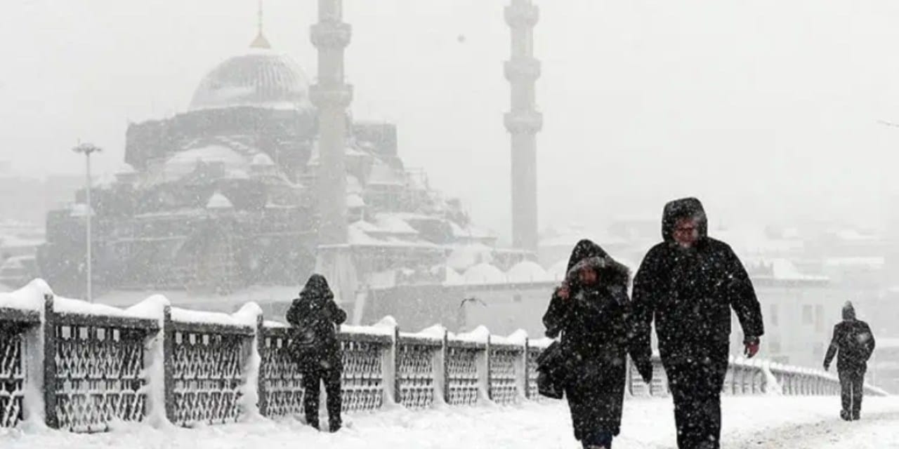 Valilik hafta sonu için uyardı: İstanbul'a kar yeniden geliyor!