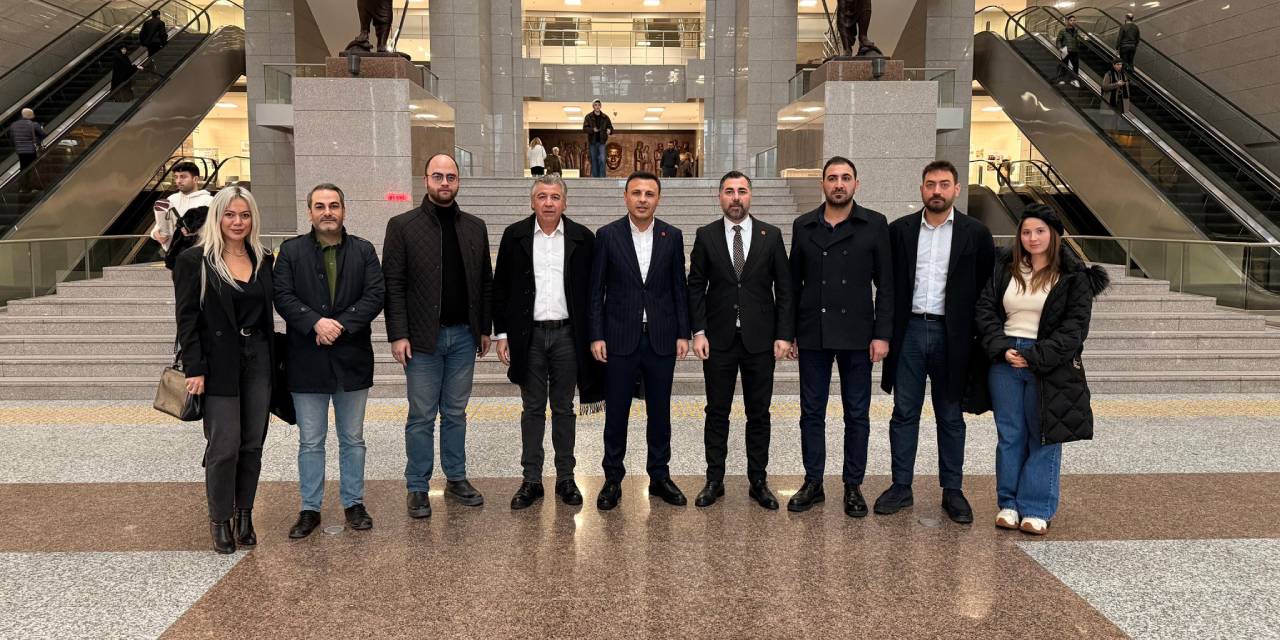 CHP'den AKP'nin afişleri için suç duyurusu